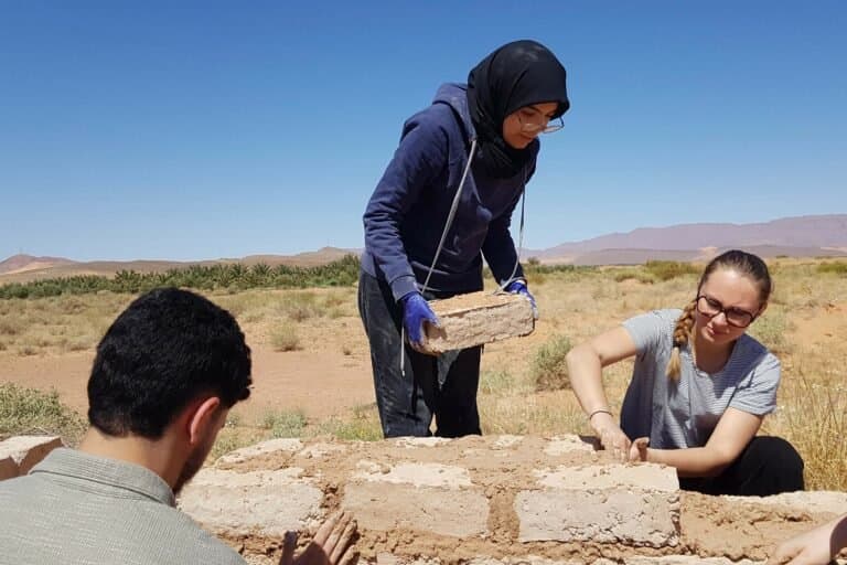 Lille, Figuig et Oujda : De l’atelier au terrain, expérimentations autour de la terre crue