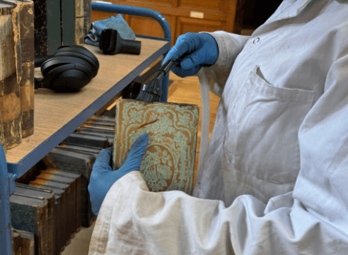 Dépoussiérage du Fonds Ancien de la bibliothèque de l&rsquo;ENSAIT