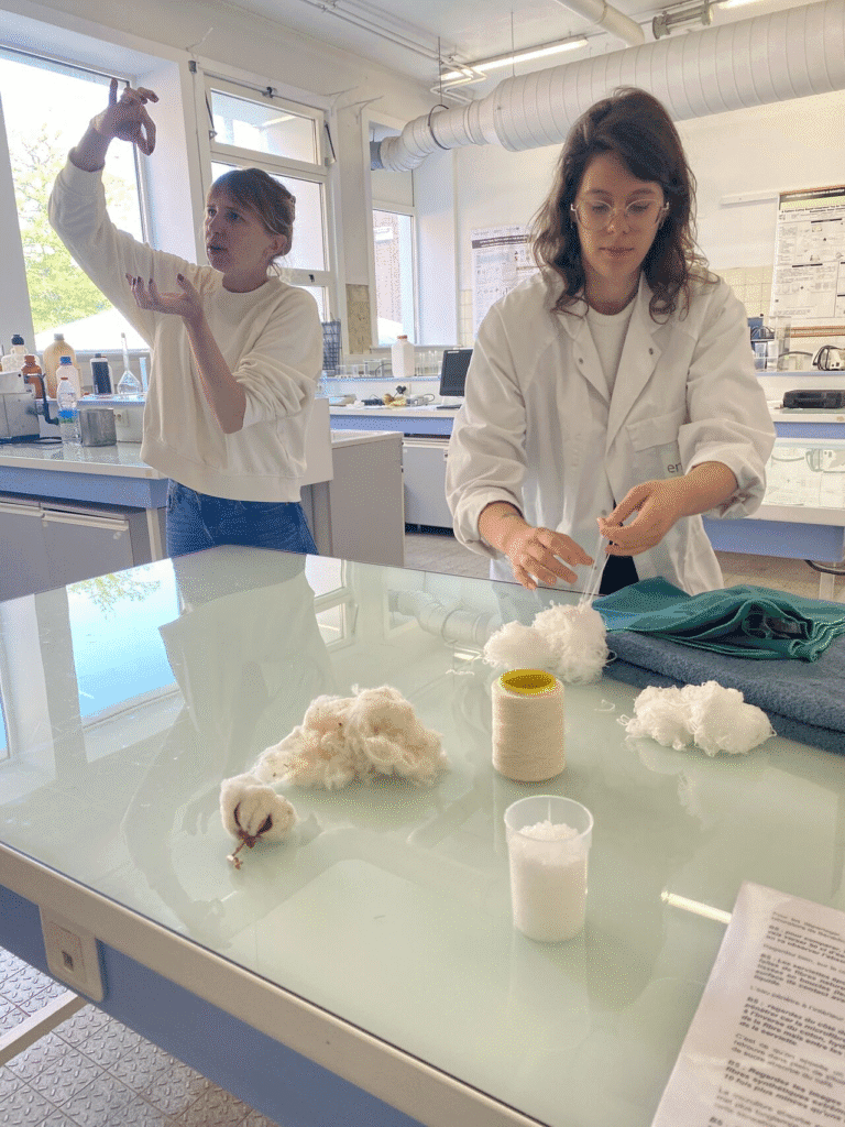 🎥 𝗟&rsquo;𝗘𝗻𝘀𝗮𝗶𝘁 𝘀𝗼𝘂𝘀 𝗹𝗲𝘀 𝗽𝗿𝗼𝗷𝗲𝗰𝘁𝗲𝘂𝗿𝘀 𝗱𝗲 𝗲=𝗠𝟲 🎥