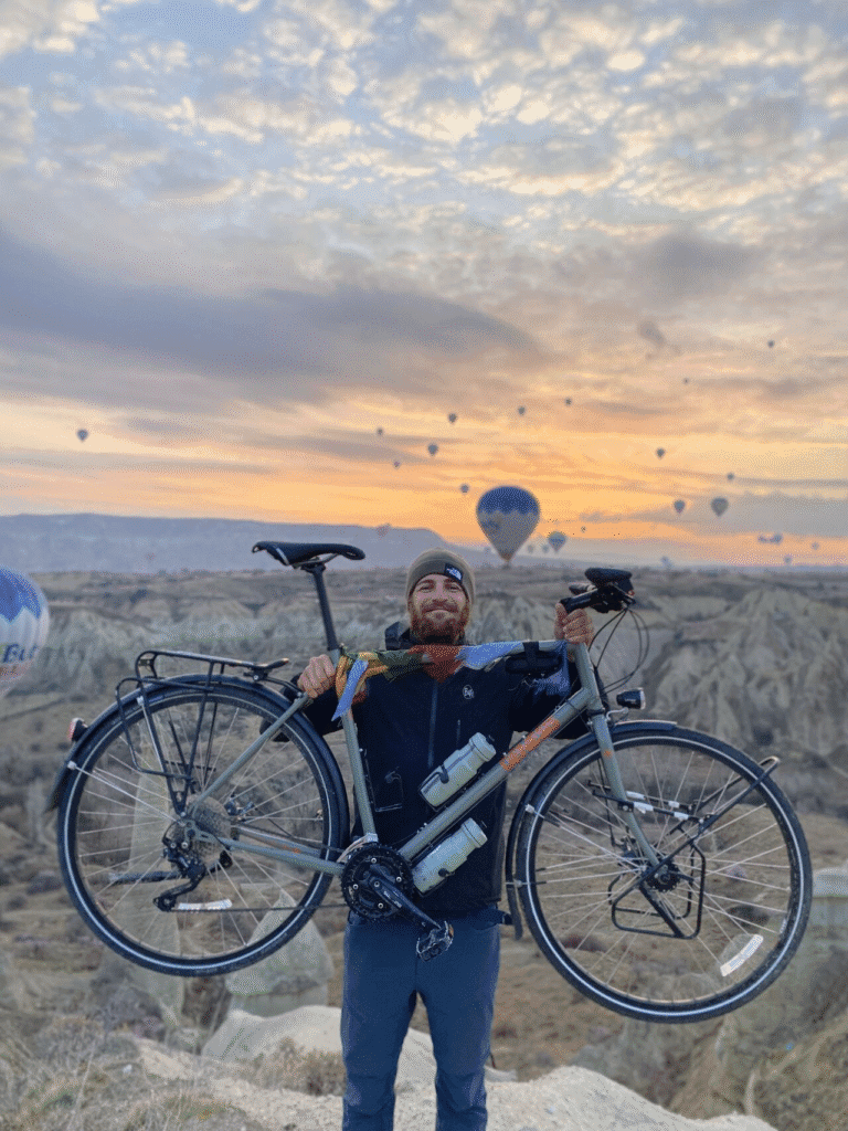 Le 11 novembre 2023, Augustin Dubar alias GusTrotter, ingénieur Icam (119 Lille) de 28 ans, originaire du Nord de la France, se lançait dans un pari fou.